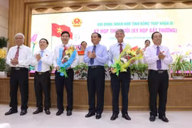 Các lãnh đạo tỉnh Đồng Tháp chúc mừng ông Nguyễn Thiện Nghĩa (thừ 3 từ trái sang) được bầu bổ sung giữ chức vụ Phó Chủ tịch UBND tỉnh. (Ảnh: Nguyễn Văn Trí/TTXVN)