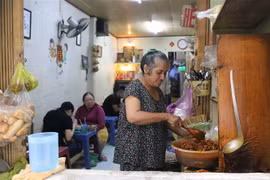 Gia đình bà Trương Ngọc Trâm Anh (người gốc Ấn Độ) - hộ cận nghèo tại phường 5, quận 3 được chính quyền địa phương hỗ trợ sửa chữa nơi bán hàng khang trang, sạch đẹp. (Ảnh: Thanh Vũ/TTXVN)