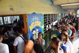 Cử tri xếp hàng chờ bỏ phiếu tại điểm bầu cử ở Manila, Philippines, ngày 13/5/2019. (Ảnh: AFP/TTXVN)