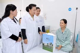 Chủ tịch Quốc hội Nguyễn Thị Kim Ngân tặng quà các bệnh nhân đang điều trị tại Bệnh viện Y học cổ truyền Trung ương. (Ảnh: Trọng Đức/TTXVN)