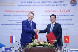 Ông Lê Quốc Phong và ông Alexander Bugaev ký kết Thỏa thuận hợp tác giữa Ủy ban quốc gia về thanh niên Việt Nam và Cơ quan Liên bang Nga về công tác thanh niên. (Ảnh: Văn Điệp/TTXVN)