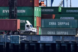 Các container hàng hóa từ Trung Quốc và các quốc gia khác chờ bốc dỡ tại cảng Los Angeles, California, Mỹ ngày 16/2/2019. (Ảnh: AFP/TTXVN)