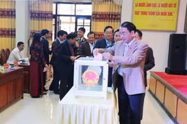 Các đại biểu Hội đồng Nhân dân tỉnh Thái Nguyên bỏ phiếu bầu cử chức danh Phó Chủ tịch Ủy ban Nhân dân tỉnh nhiệm kỳ 2016-2019. (Ảnh: Hoàng Nguyên/TTXVN)