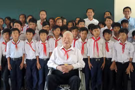 Đại tướng Lê Đức Anh chụp ảnh lưu niệm với các em học sinh Trường THPT Nam Yên, huyện An Biên, tỉnh Kiên Giang. (Ảnh: TTXVN)