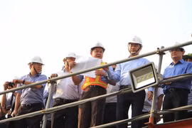 Bí thư Thành ủy Thành phố Hồ Chí Minh Nguyễn Thiện nhân khảo sát thực địa dự án. (Ảnh: Xuân Tình/TTXVN)