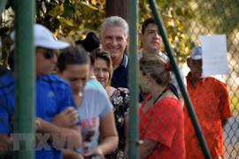 Chủ tịch Cuba Miguel Diaz-Canel (giữa) và các cử tri xếp hàng chờ bỏ phiếu trong cuộc trưng cầu ý dân về Hiến pháp mới tại La Habana, ngày 24/2/2019. (Nguồn: AFP/TTXVN)