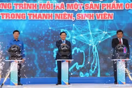Phó Thủ tướng Vương Đình Huệ và các đại biểu thực hiện nghi thức phát động khởi nghiệp từ chương trình Mỗi xã một sản phẩm trong thanh niên, sinh viên. (Ảnh: Xuân Dự/TTXVN)