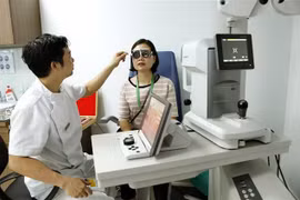 Các bác sỹ Bệnh viện Mắt Hà Nội 2 khám, tư vấn cho người bệnh. (Ảnh: Dương Ngọc/TTXVN)