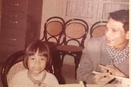 Phó Tổng giám đốc TTXVN Đỗ Phượng và cô bé Chey Beaupha những ngày đầu giải phóng (1979).
