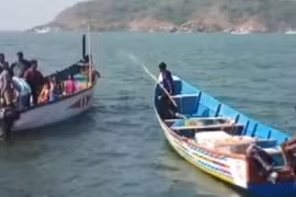 Lực lượng chức năng triển khai công tác cứu hộ các nạn nhân vụ lật phà. (Nguồn: ANI)