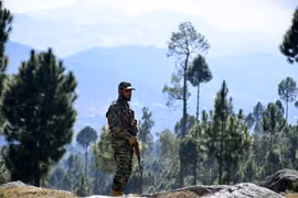 Binh sỹ Pakistan canh gác gần khu vực máy bay chiến đấu của Ấn Độ được cho là bị Pakistan bắn hạ ở Balakot, Pakistan, ngày 27/2. (Ảnh: THX/TTXVN)