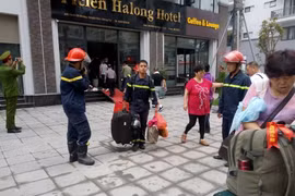 Lực lượng phòng cháy chữa cháy giải cứu khách du lịch Trung Quốc mắc kẹt tại đám cháy. (Ảnh: TTXVN)