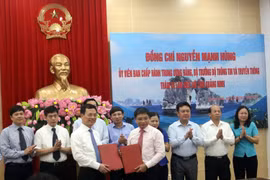 Bộ Thông tin và Truyền thông trao thỏa thuận hợp tác với tỉnh Quảng Ninh. (Ảnh: TTXVN)