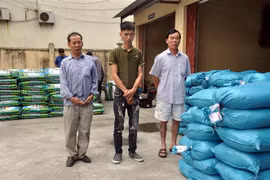 Đối tượng Tiền (bên phải), Tiệm (bên trái) và Nguyễn Năng Tuấn (giữa, là người điều khiển ôtô chở số lượng tiền chất thuốc nổ giao cho Tiền, Tiệm). (Ảnh: TTXVN)