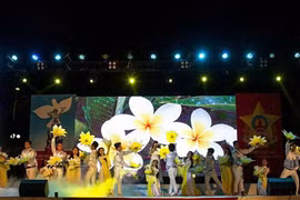 Một chương trình nghệ thuật về chị Sứ - người nữ Anh hùng Phan Thị Ràng. (Ảnh: Hồng Đạt/TTXVN)