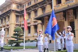 Nghi thức thượng cờ nhân dịp kỷ niệm 52 năm Ngày thành lập Hiệp hội các quốc gia Đông Nam Á (ASEAN). (Ảnh: Lâm Khánh/TTXVN)