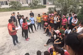 Đại diện Công ty TNHH Great Global International trao đổi với công nhân sau khi vụ việc xảy ra. (Ảnh: Ninh Đức Phương/TTXVN)