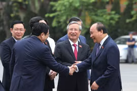 Thủ tướng Nguyễn Xuân Phúc với các đại biểu Quốc hội trước giờ khai mạc kỳ họp thứ 7 Quốc hội khóa XIV. (Ảnh: Dương Giang/TTXVN)