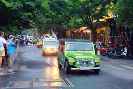 Trình diễn xe cổ tại phố cổ Hội An. (Ảnh: Trần Tĩnh/TTXVN)