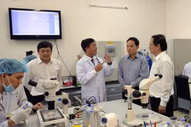 Phó Bí thư Thường trực Thành ủy Thành phố Hồ Chí Minh Trần Lưu Quang thăm phòng thí nghiệm Đại học Quốc gia Thành phố Hồ Chí Minh. (Ảnh: Thu Hoài/TTXVN)