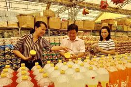 Người dân mua sắm tại phiên chợ hàng Việt. (Ảnh minh họa: Thanh Sang/TTXVN)