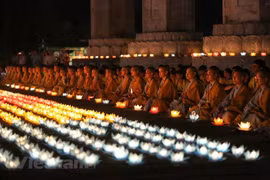 Lễ hội hoa đăng, thắp nến cầu nguyện hòa bình thế giới tại chùa Tam Chúc. (Ảnh: Minh Sơn/Vietnam+)