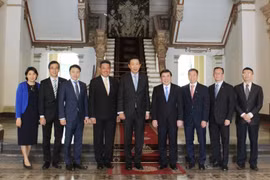 Ông Nguyễn Thành Phong chụp ảnh lưu niệm cùng đoàn nhân sự cấp cao Tập đoàn Keppel. (Ảnh: Gia Thuận/TTXVN)