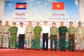 Các đại biểu dự hội nghị chụp ảnh lưu niệm. (Ảnh: Lê Đức Hoảnh/TTXVN)