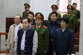 Bị cáo Phan Văn Anh Vũ và các bị cáo tại phiên tòa. (Ảnh: Văn Điệp/TTXVN)