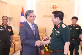 Đại tướng Ngô Xuân Lịch, Ủy viên Bộ Chính trị, Bộ trưởng Bộ Quốc phòng tiếp thân mật Đại sứ Lào tại Việt Nam Thongsavanh Phomvihane nhân dịp kết thúc nhiệm kỳ công tác tại Việt Nam. (Ảnh: TTXVN)