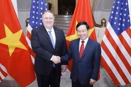 Phó Thủ tướng, Bộ trưởng Ngoại giao Phạm Bình Minh và Bộ trưởng Ngoại giao Mỹ Mike Pompeo hội đàm. (Ảnh: Lâm Khánh/TTXVN)