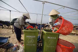 Công nhân môi trường đô thị thu dọn rác thải nhựa tại Vịnh Hạ Long. (Nguồn: PV/Vietnam+)