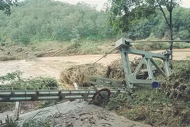 Cầu treo dân sinh bắt qua sông Lấp thuộc địa bàn huyện Bù Đăng bị lũ cuốn trôi. (Ảnh: Dương Chí Tưởng/TTXVN)