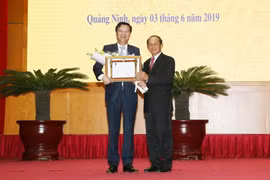 Lễ trao tặng Huân chương Lao động hạng Hai cho ông Nguyễn Văn Đọc, Bí thư Tỉnh ủy, Chủ tịch Hội đồng Nhân dân tỉnh Quảng Ninh. (Ảnh: Văn Đức/TTXVN)
