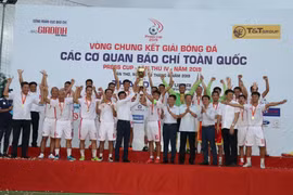 Đội bóng VTV nhận cúp vô địch Press Cup lần thứ 4 năm 2019. (Ảnh: Ngọc Thiện/TTXVN)