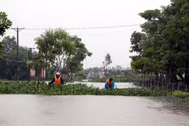 Đường liên xã và nhà dân ở Hà Tĩnh ngập sâu trong nước lũ. (Ảnh: Công Tường/TTXVN)