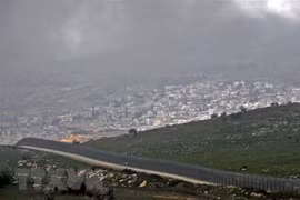 Hàng rào ngăn cách khu vực Cao nguyên Golan do Israel chiếm đóng, gần thị trấn Majdal Shams, với Syria, ngày 25/3/2019. (Ảnh: AFP/TTXVN)