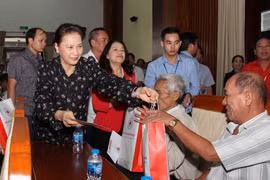 Chủ tịch Quốc hội Nguyễn Thị Kim Ngân tặng quà cho gia đình nghèo, nạn nhân chất độc da cam trên địa bàn tỉnh Hậu Giang. (Ảnh: Hồng Thái/TTXVN)