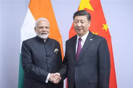 Thủ tướng Ấn Độ Narendra Modi (trái) và Chủ tịch Trung Quốc Tập Cận Bình (phải) tại một cuộc gặp. (Nguồn: THX/TTXVN)