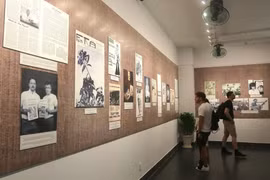 Du khách trong và ngoài nước tham quan triển lãm 'Làn sóng phản đối chiến tranh phi nghĩa của Mỹ ở Việt Nam.' (Ảnh: Thanh Vũ/TTXVN)
