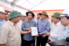 Sáng 27/9, tại tỉnh Tiền Giang, Thủ tướng Nguyễn Xuân Phúc cùng Đoàn công tác đi thăm, kiểm tra tuyến cao tốc Trung Lương-Mỹ Thuận. (Ảnh: Thống Nhất/TTXVN)