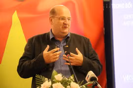 Ông Florian J Beranek, chuyên viên Tổ chức Phát triển Công nghiệp Liên hợp quốc, thành viên Hiệp hội Doanh nghiệp châu Âu tại Việt Nam phát biểu tại hội thảo. (Ảnh: Hồng Giang/TTXVN)