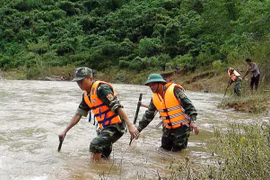 Đồn Biên phòng Ra Mai, Ban Chỉ huy Quân sự huyện Minh Hóa, chính quyền xã Trọng Hóa và nhân dân bản Pa Choong đã được huy động, túc trực và tổ chức tìm kiếm nạn nhân mất tích. (Ảnh: Võ Dung/TTXVN)