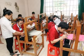 Lớp học tại Trung tâm dạy nghề người khuyết tật. (Ảnh: Anh Tuấn/TTXVN)