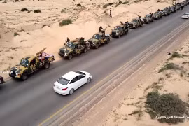 Đoàn xe quân sự thuộc Lực lượng Quân đội Quốc gia Libya do Tướng Khalifa Haftar đứng đầu tiến về miền Tây Libya và thủ đô Tripoli ngày 3/4/2019. (Ảnh: AFP/TTXVN)