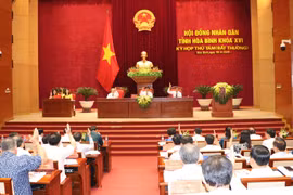 Các đại biểu HĐND tỉnh Hòa Bình thông qua các nghị quyết quan trọng của phiên họp bất thường. (Ảnh: Nhan Sinh/TTXVN)