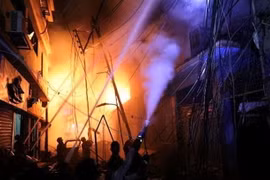 Hiện trường vụ hỏa hoạn tại Dhaka, Bangladesh, ngày 21/2. (Ảnh: Reuters/NDTV/TTXVN)