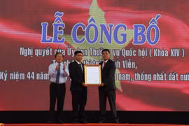Phó Chủ tịch Quốc hội Đỗ Bá Tỵ dự Lễ trao Nghị quyết thành lập thị trấn Vĩnh Viễn. (Ảnh: Hồng Thái/TTXVN)