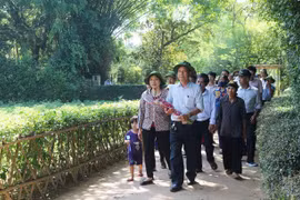 Du khách tham quan Khu di tích Kim Liên. (Ảnh: Nguyễn Oanh/TTXVN)