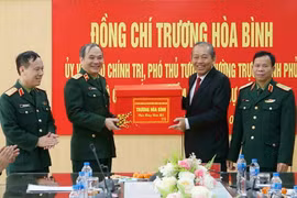 Phó Thủ tướng Thường trực Chính phủ Trương Hòa Bình tặng quà Tết cho Viện Kiểm sát quân sự Trung ương. (Ảnh: Doãn Tấn/TTXVN)